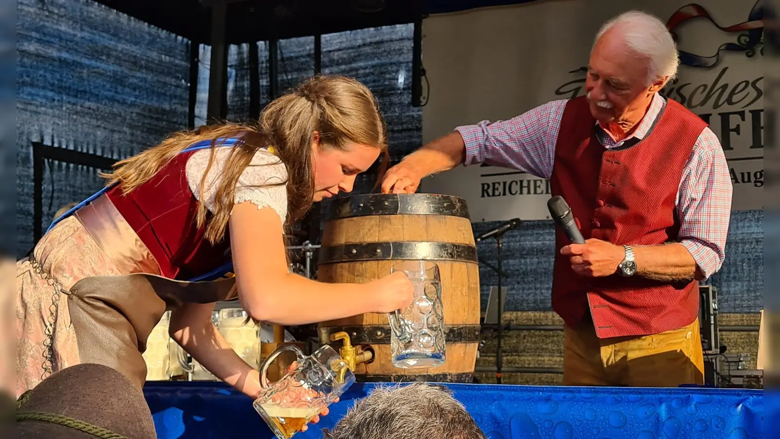 Beim Anstich: Tina I. und Gerhard Ilgenfritz (Landwehr-Bräu). (Foto: Margit Schwandt)