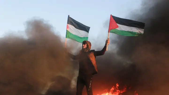 Ein Demonstrant in Gaza mit palästinensischen Fahnen (Archivbild). (Foto: Mohammed Talatene/dpa)