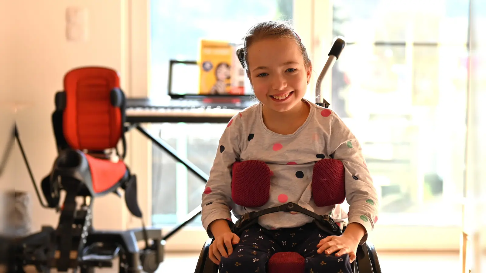 Die Zehnjährige hat in ihrem neuen Zimmer viel Licht und ganz neue Aussichten.  (Foto: Manfred Blendinger)