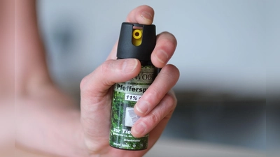 Mit Pfefferspray ist es dem Ladeninhaber gelungen, den Raubüberfall abzuwehren. (Symbolbild) (Foto: Bernd Weißbrod/dpa)