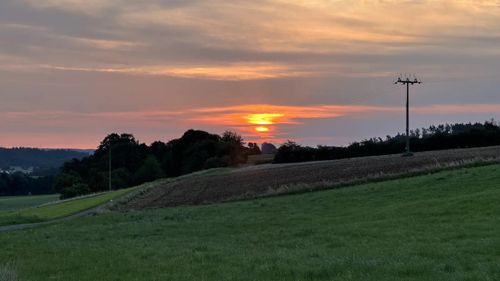Der Himmel nach dem reinigenden Gewitter: Beim Sonnenaufgang am Freitagmorgen zeigen sich über Schorndorf im Landkreis Ansbach nur noch Wolkenreste. (Foto: Gudrun Bayer)