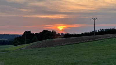 Der Himmel nach dem reinigenden Gewitter: Beim Sonnenaufgang am Freitagmorgen zeigen sich über Schorndorf im Landkreis Ansbach nur noch Wolkenreste. (Foto: Gudrun Bayer)
