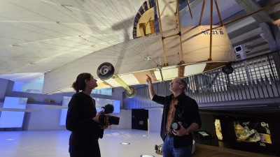 Dreharbeiten im Flugpionier-Museum: Die US-amerikanischen Filmemachenden Lisa Molomot und Jeff Bemiss arbeiten an einer Dokumentation, in deren Mittelpunkt Gustav Weißkopf stehen wird. (Foto: Wolfgang Grebenhof)