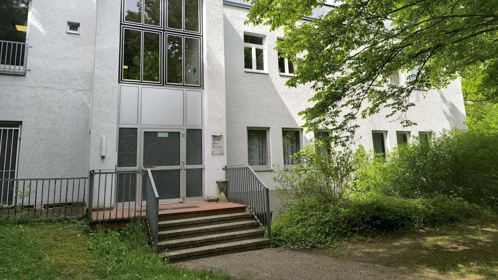 Ziemlich idyllisch am Rande des Geländes des Ansbacher Bezirksklinikums liegt das Wohnheim mit seinem beschützenden Angebot. Die Ausstattung entspricht aber nicht mehr heutigen Standards. (Foto: Thomas Schaller)