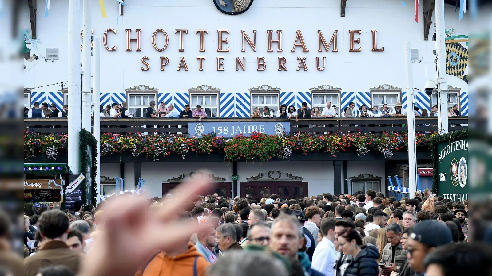 Kann das traditionelle Anzapf-Zelt Schottenhamel rechtzeitig aufgebaut werden? (Archivbild) (Foto: Felix Hörhager/dpa)