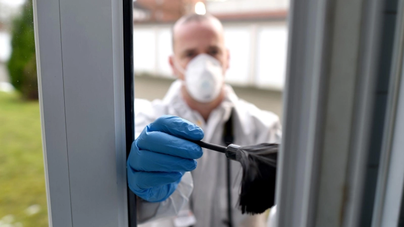 Der Kriminaldauerdienst Mittelfranken führte nach dem Einbruch eine Spurensicherung durch. (Symbolbild: Carsten Rehder/dpa)