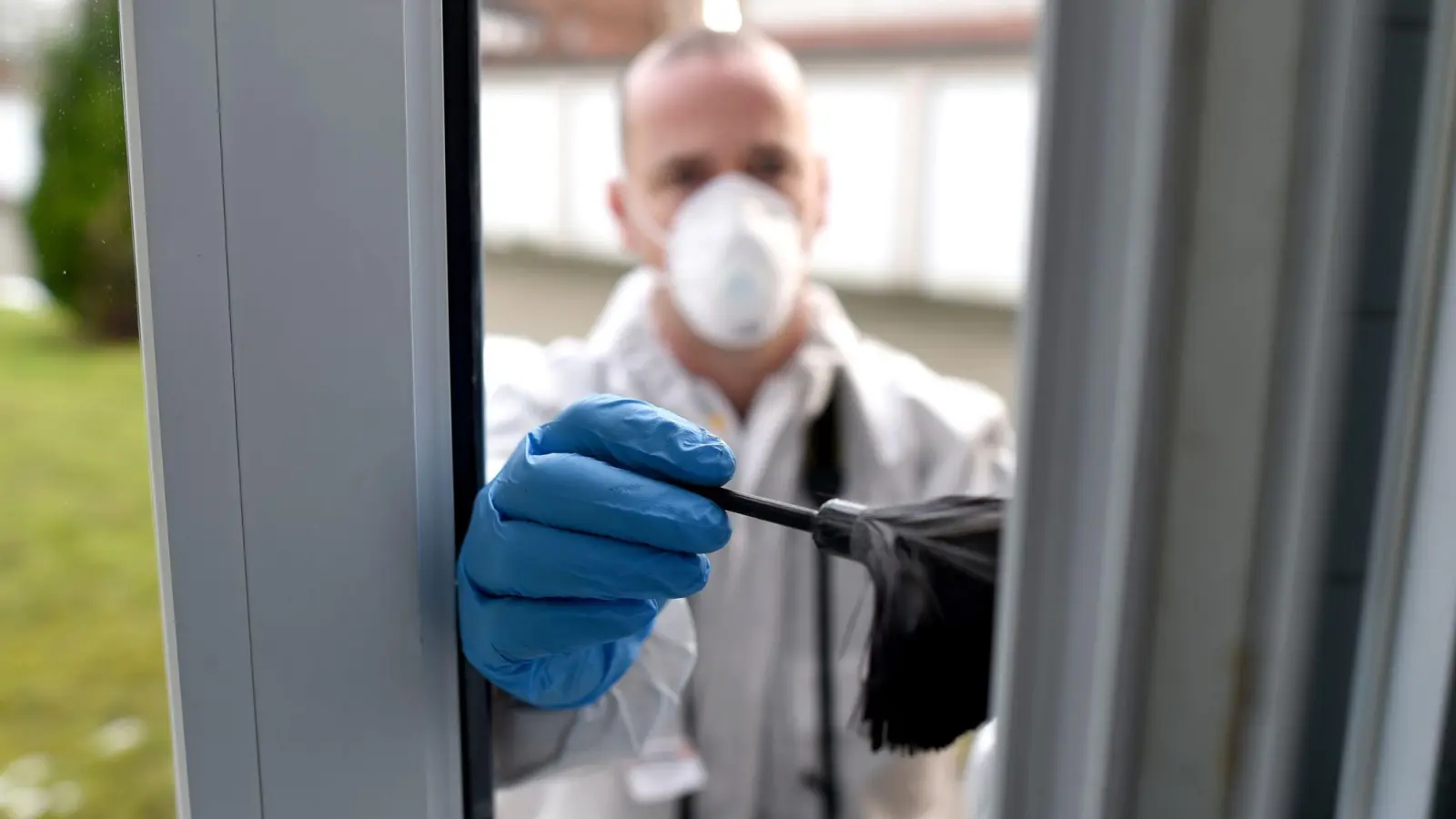 Ein Kriminalbeamter sichert Spuren nach einem Einbruch: Gleich mehrere Taten bei Dinkelsbühl konnte die Polizei einem Verdächtigen zuordnen. (Symbolbild: Carsten Rehder/dpa)