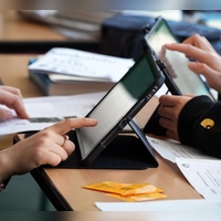 Nicht nur bei Schülern sind KI-Anwendungen hoch im Kurs - auch bei Lehrern finden sie sich im Berufsalltag immer häufiger wieder. (Symbolbild)  (Foto: Soeren Stache/dpa)