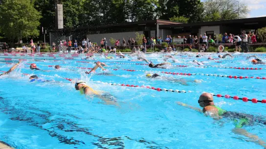 Brachten das Wasser im Schwimmbecken des Freibads zum Brodeln: Die Sportler beim Feuchtwanger Triathlon 2022.  (Foto: Tobias Schmidt)
