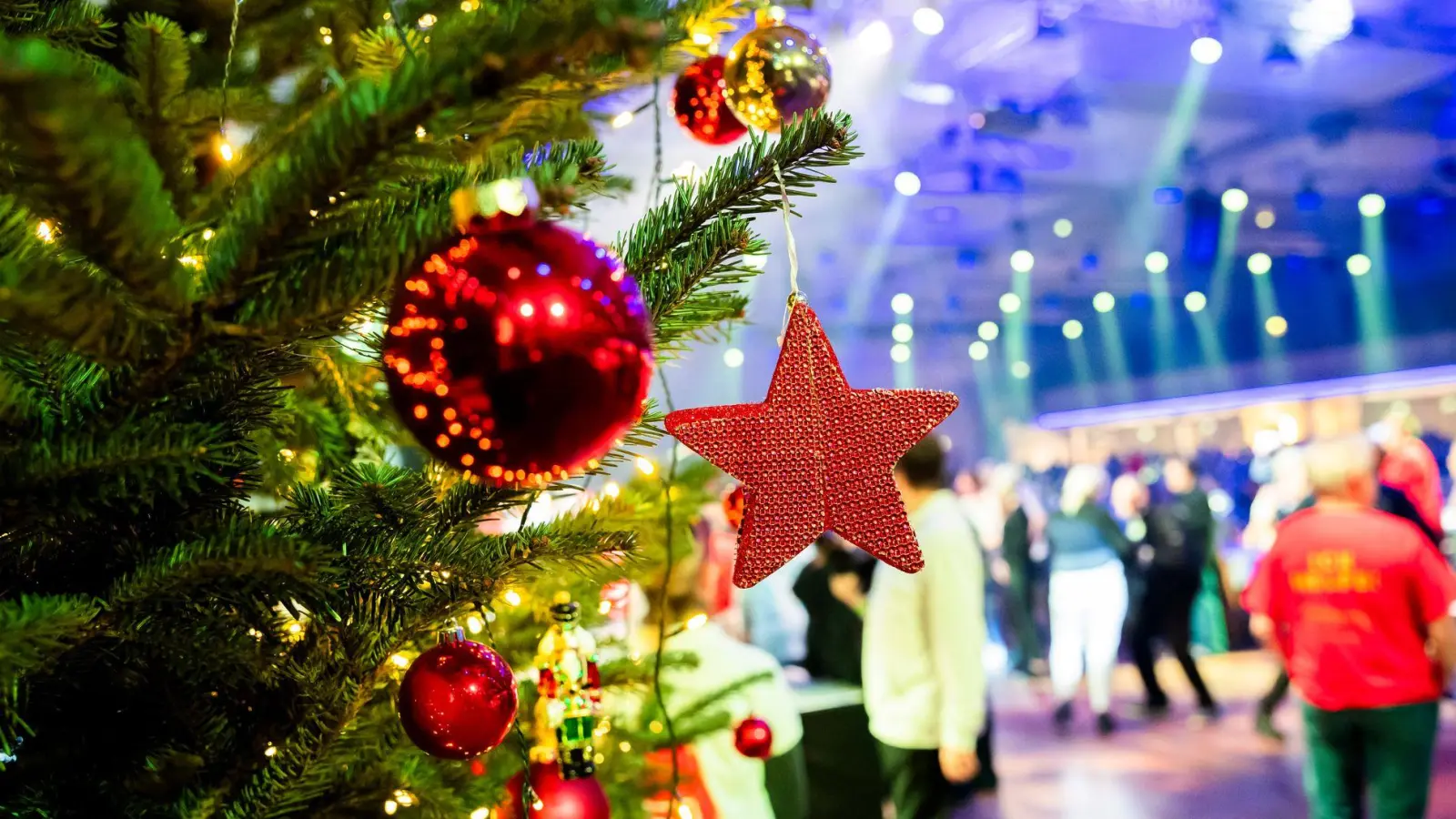 Kreative Spiele bringen frischen Wind in die Weihnachtsfeier, fördern Wertschätzung und stärken das Teamgefühl. (Foto: Christoph Soeder/dpa/dpa-tmn)