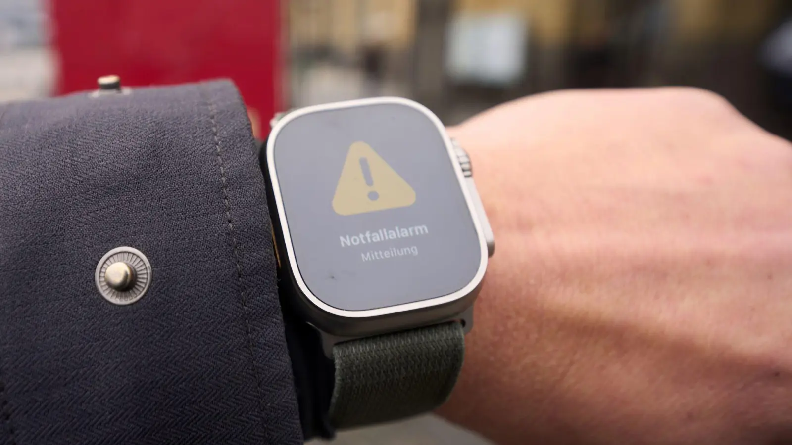 Achtung, Gefahr! Die Nutzung von Warn-Apps und das Befolgen behördlicher Anweisungen sind zentrale Bestandteile des Selbstschutzes. (Foto: Thomas Frey/dpa)