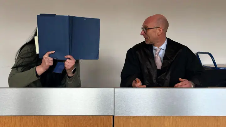 Die Angeklagte (l) sitzt neben ihrem Verteidiger Harald Huber im Gerichtssaal. (Foto: Ute Wessels/dpa)