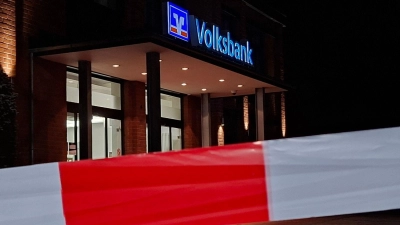 Laut Polizei leerten die Täter beim Einbruch in die Bank in Stuhr bei Bremen 14 Schließfächer. (Foto: Kai Moorschlatt/dpa)