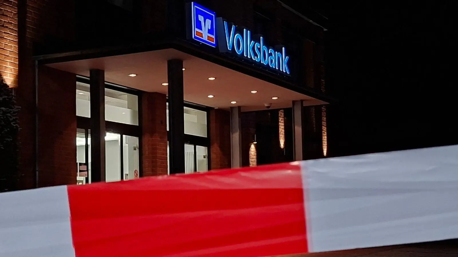 Laut Polizei leerten die Täter beim Einbruch in die Bank in Stuhr bei Bremen 14 Schließfächer. (Foto: Kai Moorschlatt/dpa)