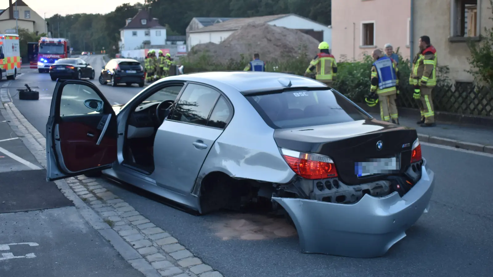 In der Karl-Eibl-Straße in Neustadt ist ein Auto in den Gegenverkehr geraten. Einem getroffenen Auto riss es das hintere linke Rad ab. (Foto: Ute Niephaus)