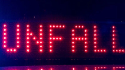 Bei Rügland ist es am Mittwochabend zu einem Unfall zwischen zwei Verkehrsteilnehmenden gekommen. (Symbolbild: Monika Skolimowska/dpa)