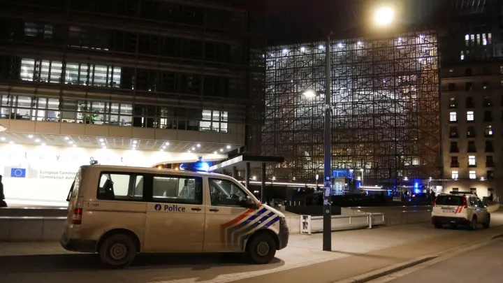 Mehrere Polizeiautos in der Nähe der Metrostation Schuman vor dem EU-Hauptquartier. (Foto: Sylvain Plazy/AP/dpa)