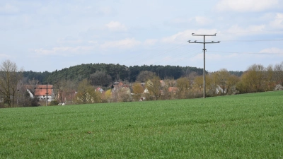 Wird das Gewerbegebiet bei Aich Realität, wird es negative ökologische Auswirkungen wie Flächenversiegelung geben. Diese Folgen sind laut Bürgermeister Christoph Schmoll aber an jedem Standort gleich. (Foto: Florian Schwab)