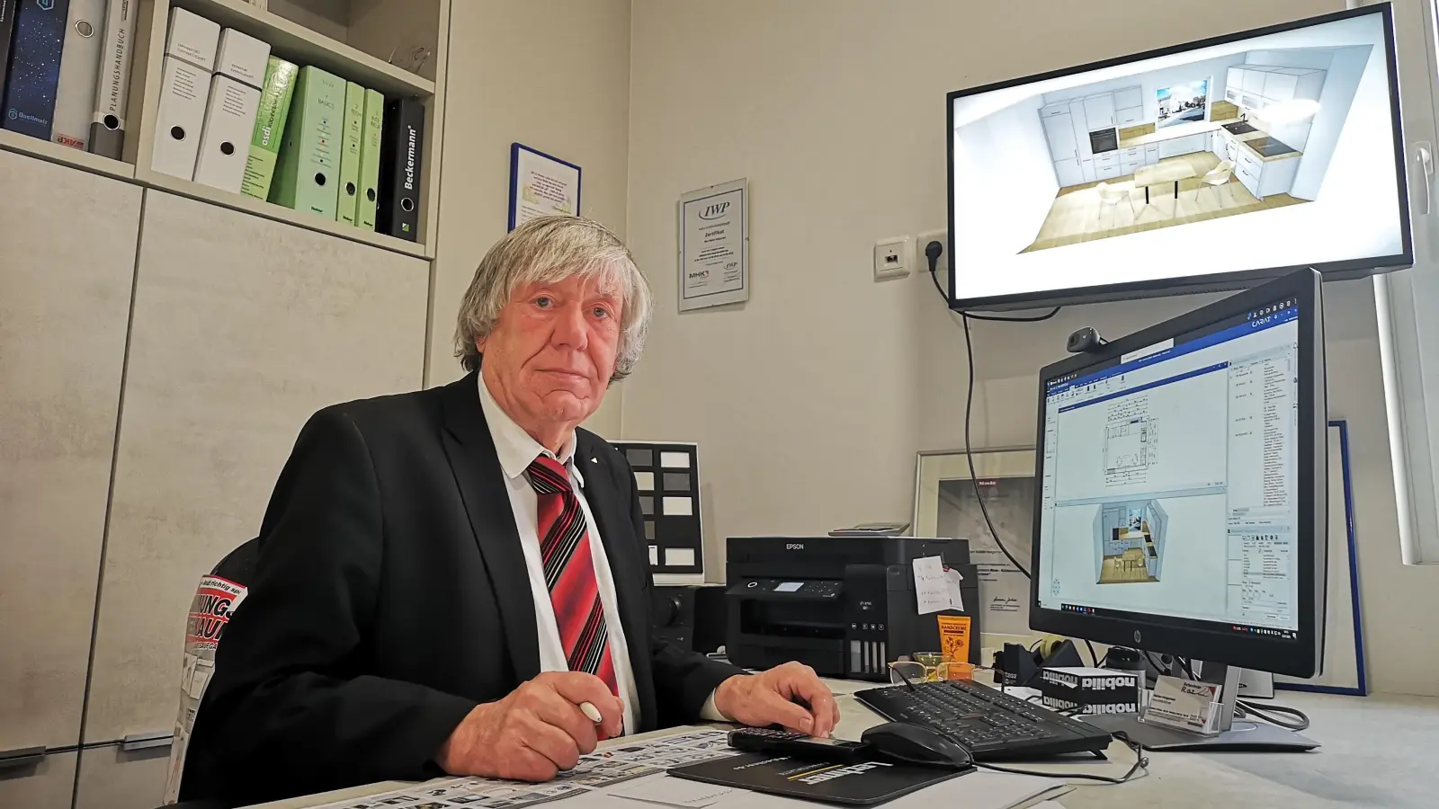 Walter Helgemeir hat in knapp 50 Jahren Tausende von Küchen geplant und vor allem auch montiert. (Foto: Jürgen Binder)