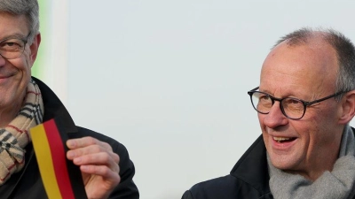 Symbolische Freigabe: NRW-Ministerpräsident Hendrik Wüst, Bundesverkehrsminister Patrick Schnieder und Bundeskanzler Friedrich Merz auf der Rahmedetalbrücke. (Foto: Rolf Vennenbernd/dpa)