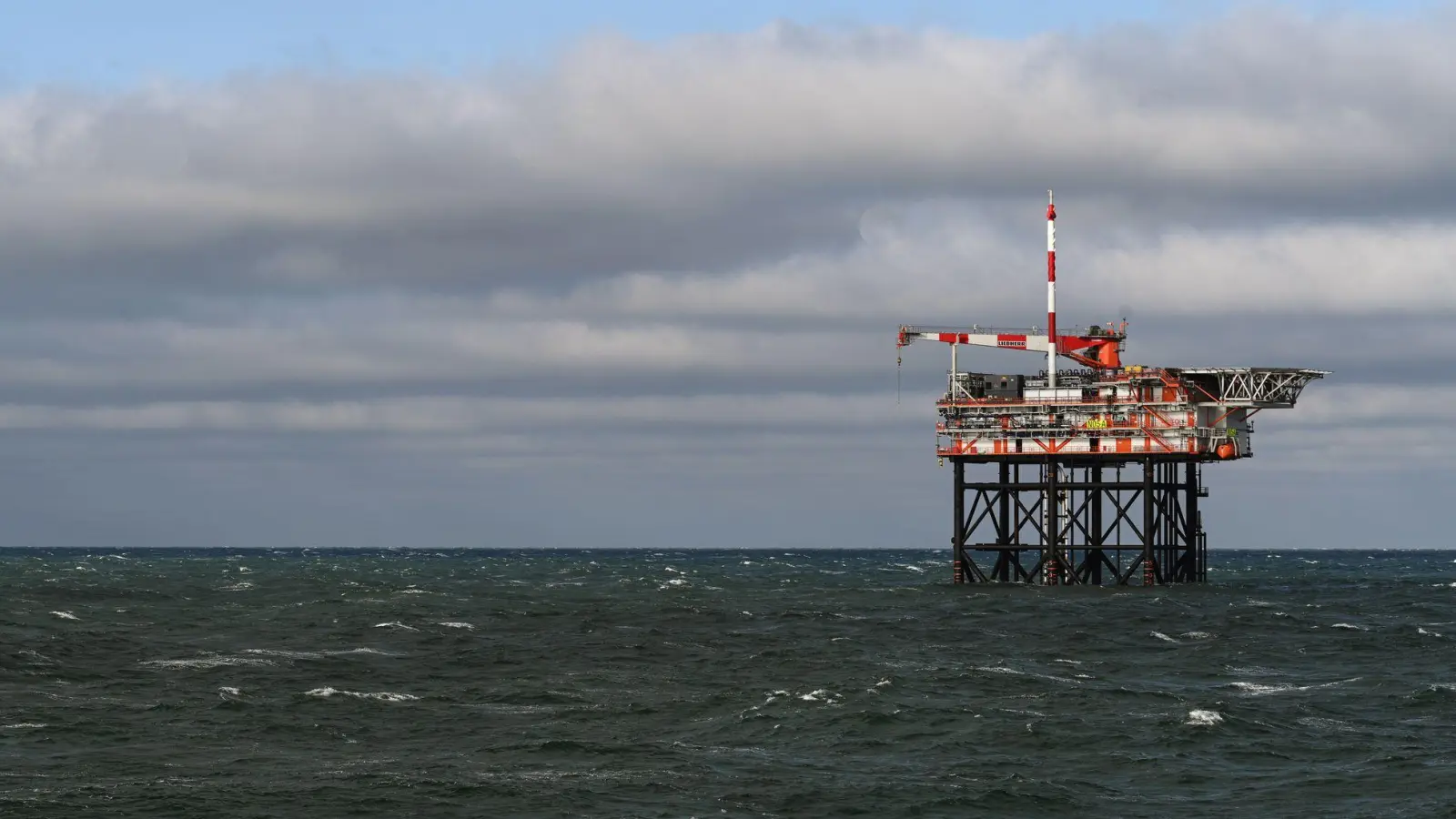 Von dieser Bohrplattform soll in der Nordsee vor Borkum nach Gas gebohrt werden. (Archivbild) (Foto: Lars Penning/dpa)