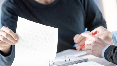 Wer sich nicht selbst um Steuerthemen kümmern kann oder möchte, sucht Hilfe beim Profi. Aber lässt der sich so einfach wechseln, wenn man etwa unzufrieden ist? (Foto: Zacharie Scheurer/dpa-tmn)