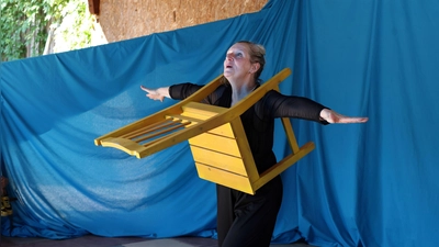 Claudia Kucharski startet durch. Gerade ist der Stuhl zum Flugzeug geworden. (Foto: Thomas Wirth)