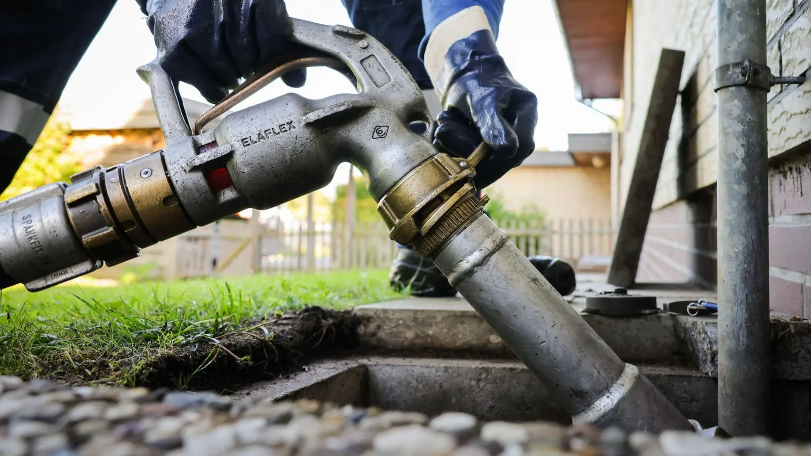 Wer jetzt unbedingt Heizöl benötigt, sollte nur so viel kaufen, wie unbedingt benötigt wird und die weitere Entwicklung der Preise im Blick behalten. (Foto: Christian Charisius/dpa/dpa-tmn)