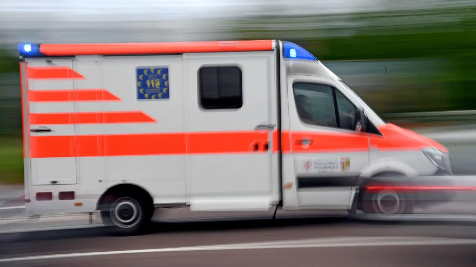 Der Fußgänger kommt nach dem Zusammenstoß mit schwersten Verletzungen in eine Klinik. (Symbolbild) (Foto: Hendrik Schmidt/dpa-Zentralbild/dpa)