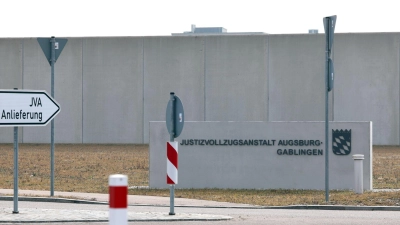 Hinter den Mauern der JVA Augsburg-Gablingen sollen etliche Gefangene misshandelt worden sein. (Archivbild) (Foto: Karl-Josef Hildenbrand/dpa)
