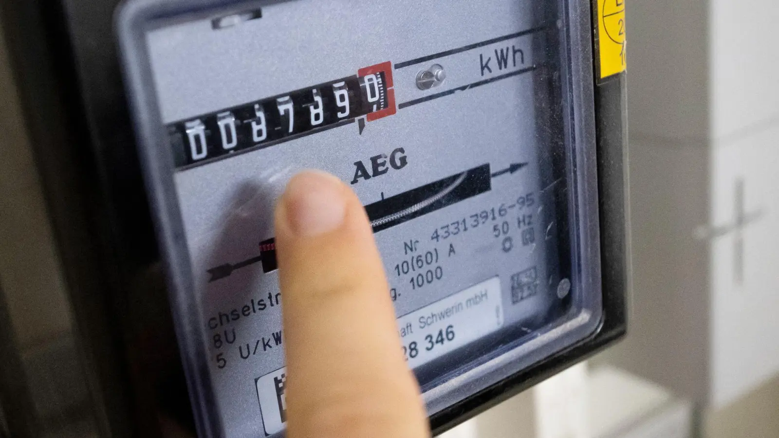 Um den Stromverbrauch zu senken, ist es hilfreich, Stromfresser im Haushalt zu identifizieren. (Foto: Philip Dulian/dpa)