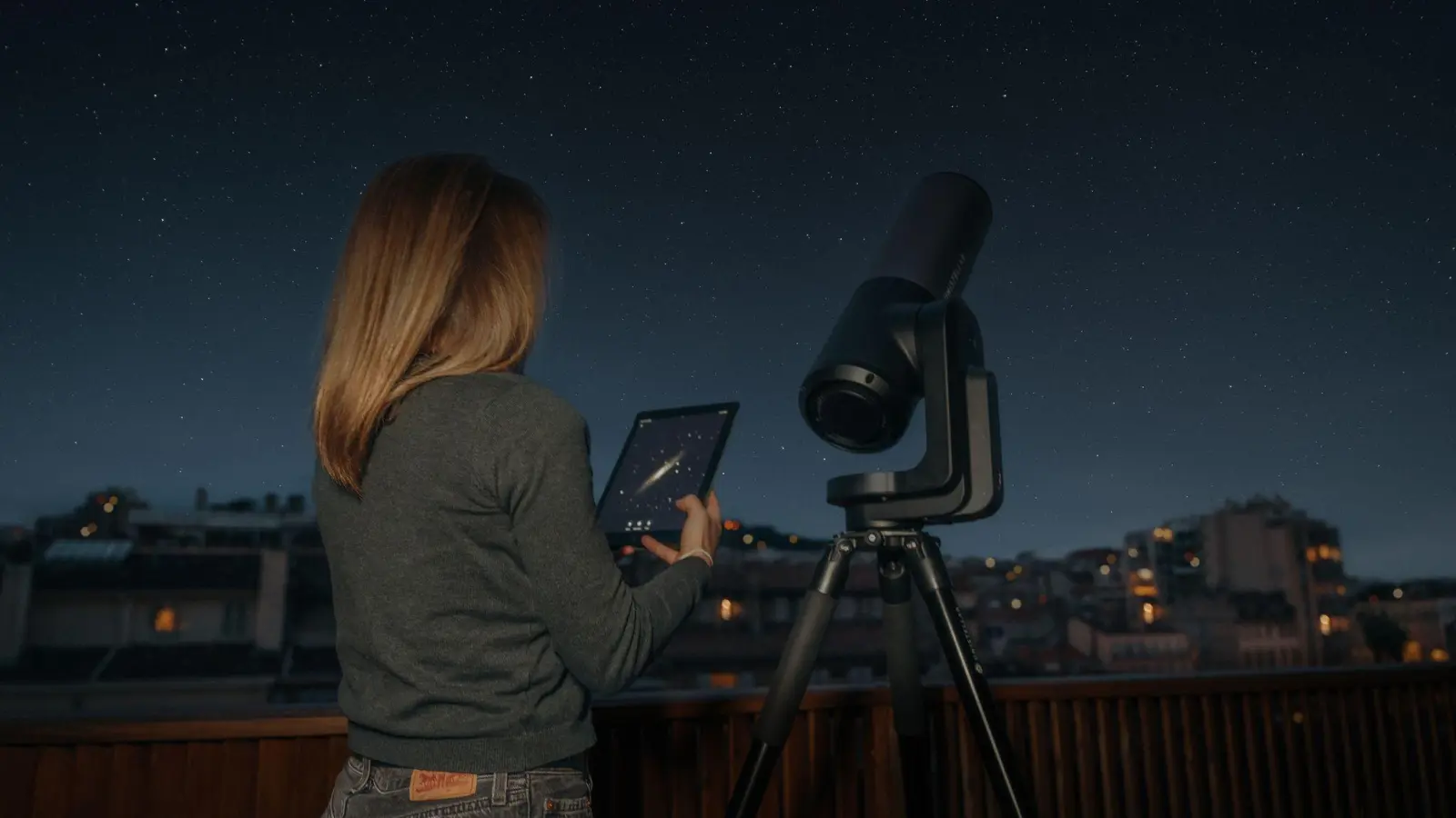 Das Teleskop Equinox 2 kann auch in der Stadt benutzt werden. Die Kamerasoftware rechnet Lichtverschmutzung des Himmels zu großen Teilen aus den Bildern heraus. (Foto: Unistellar/dpa-tmn)