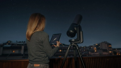 Das Teleskop Equinox 2 kann auch in der Stadt benutzt werden. Die Kamerasoftware rechnet Lichtverschmutzung des Himmels zu großen Teilen aus den Bildern heraus. (Foto: Unistellar/dpa-tmn)