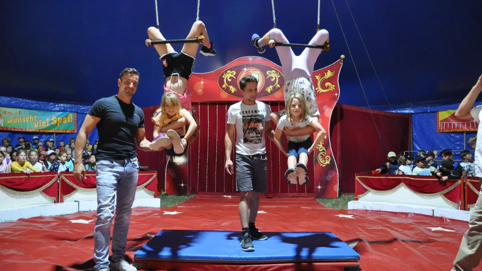 Erste Übungen am Trapez: Das Zirkuszelt in Triesdorf war am Montag voll von freudig aufgeregten Kindern, die sich in ihren Rollen versuchen durften. (Foto: Jonas Volland)