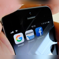 Logos für Apps der US-Internetkonzerne Google (l-r), Amazon und Facebook sind auf dem Display eines Smartphones zu sehen. (Foto: Stefan Jaitner/dpa)