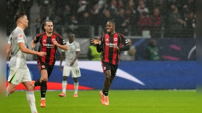 Michy Batshuayi (Eintracht Frankfurt, r.) jubelt nach einem Treffer. In Leipzig musste er verletzt vom Platz. (Archivbild) (Foto: Thomas Frey/dpa)