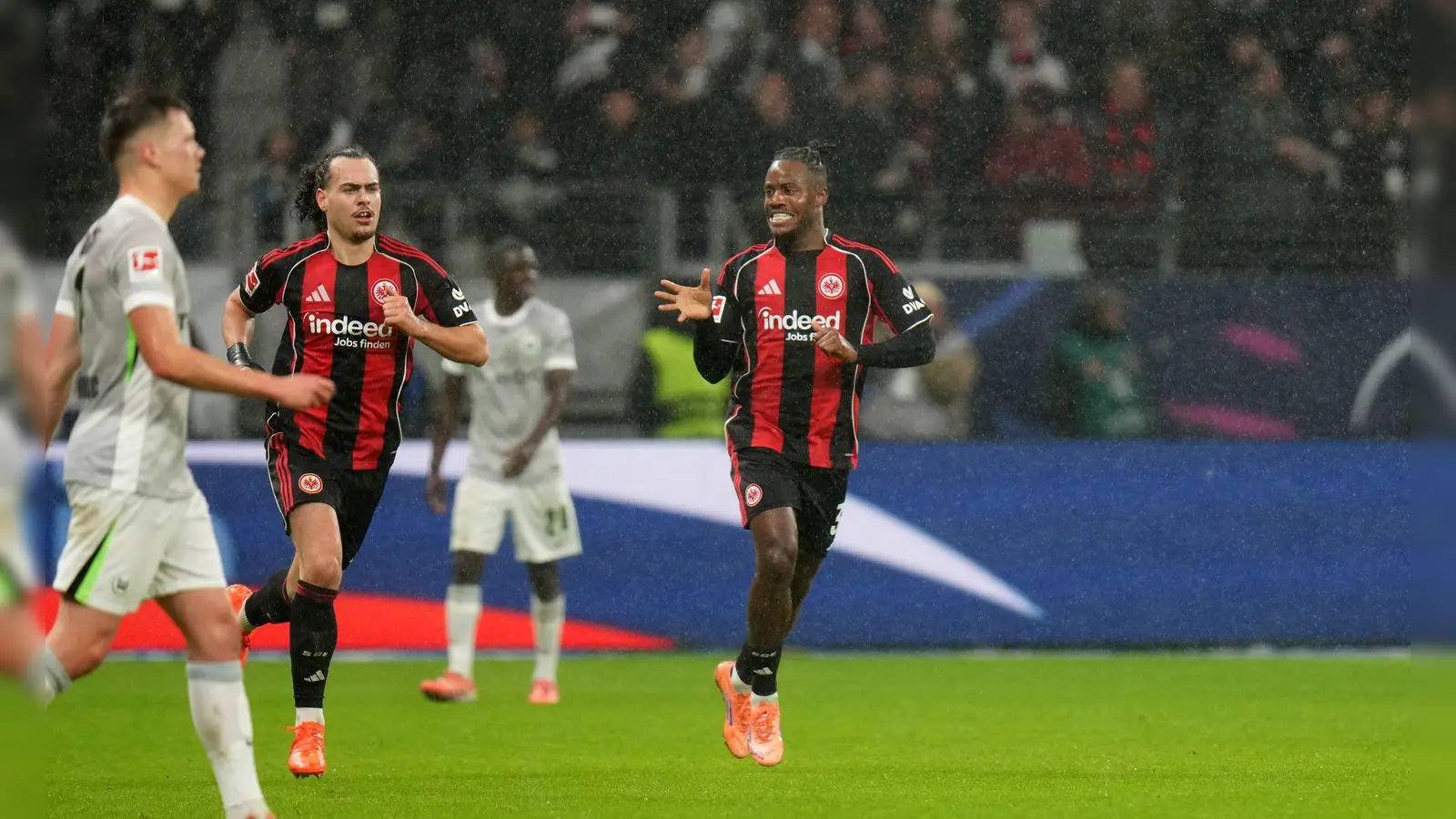 Michy Batshuayi (Eintracht Frankfurt, r.) jubelt nach einem Treffer. In Leipzig musste er verletzt vom Platz. (Archivbild) (Foto: Thomas Frey/dpa)
