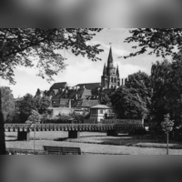 Weithin sichtbar ist die Gumbertuskirche – und die Turmuhr leistet gute Dienste, weil nicht alle Bürgerinnen und Bürger eigene Zeitmesser besitzen. Allerdings müsste die Uhr dringend erneuert werden, wie die Zeitung Ende September vor 100 Jahren konstatiert.  (Repro: Alexander Biernoth)