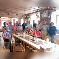 Das Foto zeigt einige Mitglieder des Skat Clubs Dinkeslbühl, teilweise mit ihren Partnerinnen und Partnern, bei der Feier zum 50-jährigen Bestehen.  (Foto: Skat Club Dinkelsbühl)