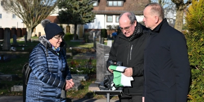 Elisabeth Jonen-Burkard und Alexander Biernoth von der Historischen Friedhofsgruppe machten mit Oberbürgermeister Thomas Deffner (rechts) klar, dass die Infotafel am Grab von Kaspar Hauser ihren Platz behält.  (Foto: Manfred Blendinger)