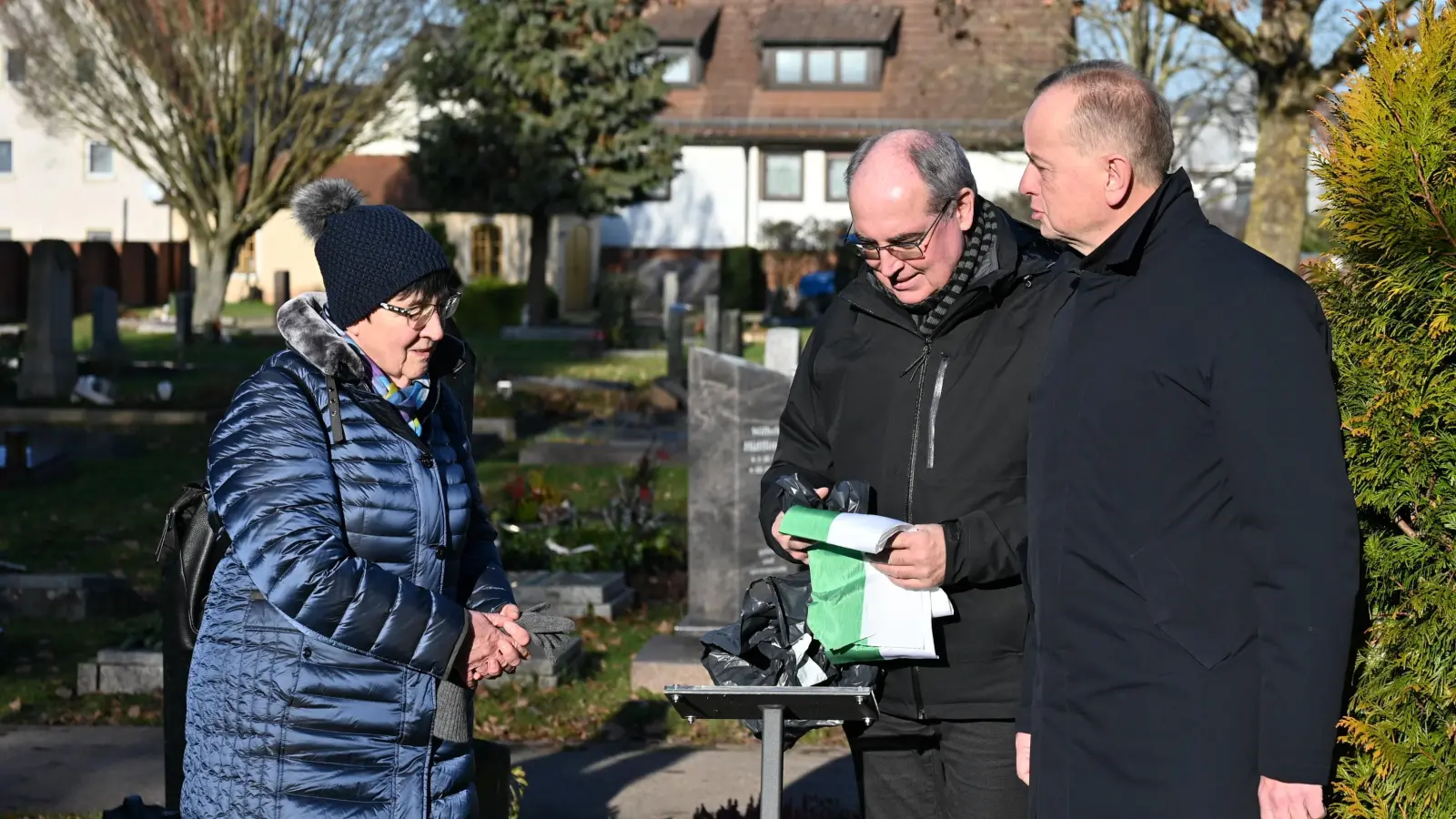 Elisabeth Jonen-Burkard und Alexander Biernoth von der Historischen Friedhofsgruppe machten mit Oberbürgermeister Thomas Deffner (rechts) klar, dass die Infotafel am Grab von Kaspar Hauser ihren Platz behält.  (Foto: Manfred Blendinger)