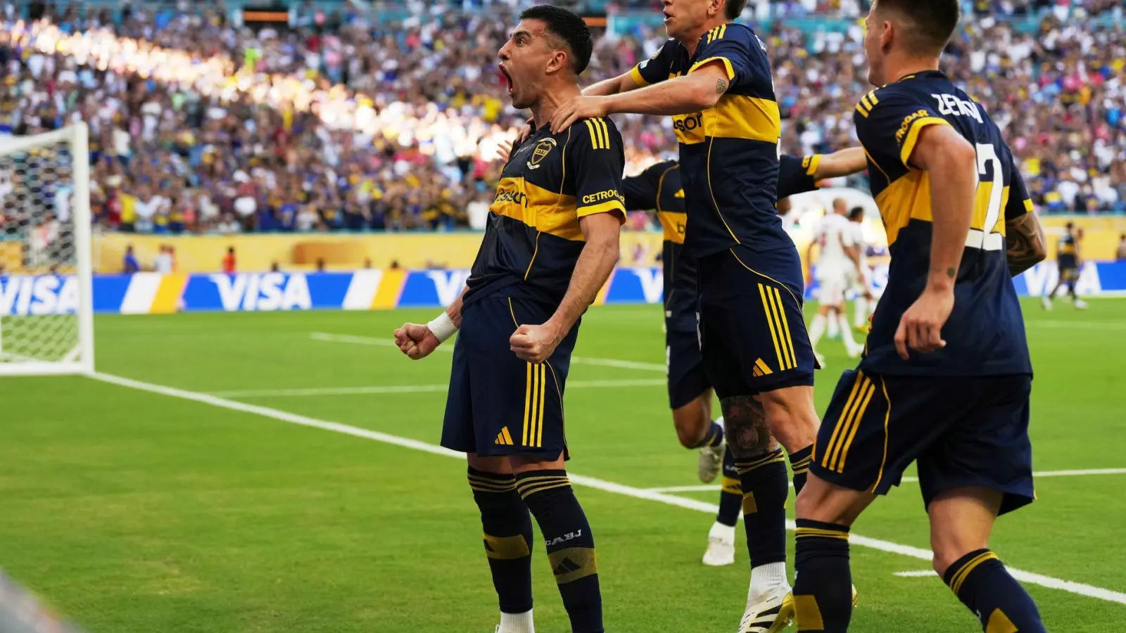 Rodrigo Battaglia (l) jubelt nach seinem Treffer für die Boca Juniors. (Foto: Rebecca Blackwell/AP/dpa)