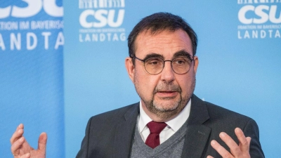 Klaus Holetschek (CSU), CSU-Fraktionsvorsitzender im Landtag, spricht bei einer Pressekonferenz. (Foto: Daniel Vogl/dpa)