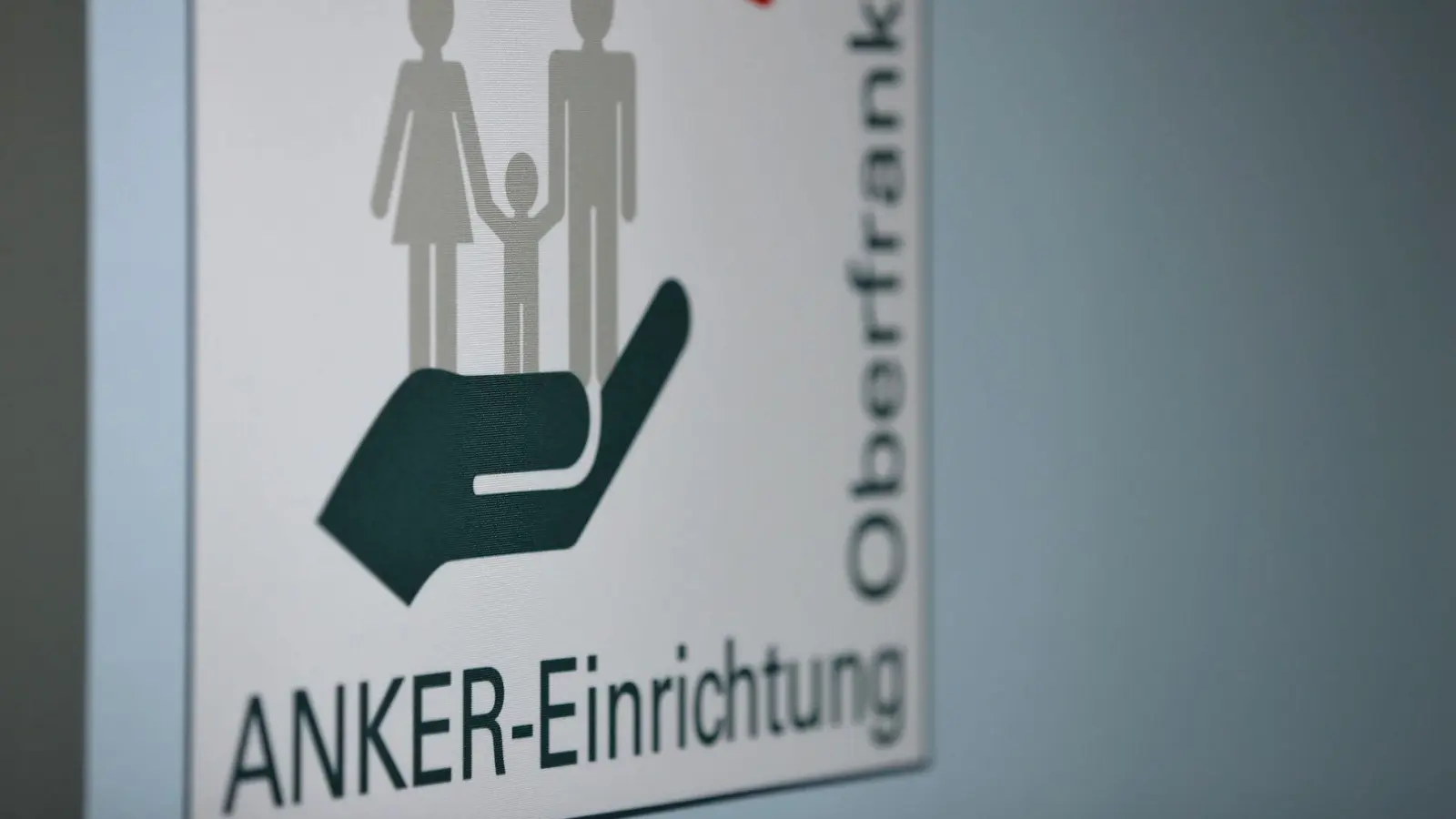 In der Ankereinrichtung Oberfranken lebten im Mai 2025 deutlich weniger Asylsuchende als vor einem Jahr. (Archivbild) (Foto: Daniel Karmann/dpa)