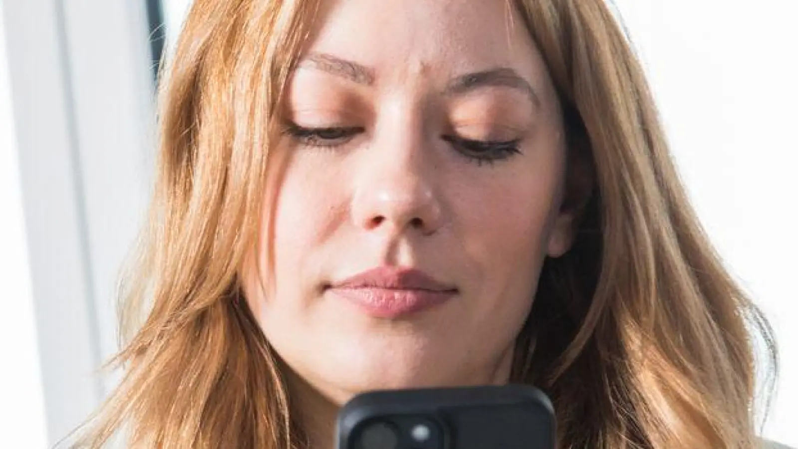 Ein Foto oder Video am Arbeitsplatz ist schnell gemacht. Doch darf man das eigentlich auf Social Media posten? (Foto: Christin Klose/dpa-tmn)