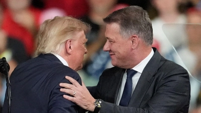 Audi-Chef Gernot Döllner steht für seinen Auftritt mit US-Präsident Trump in der Kritik. (Archivbild) (Foto: Mike Stewart/AP/dpa)