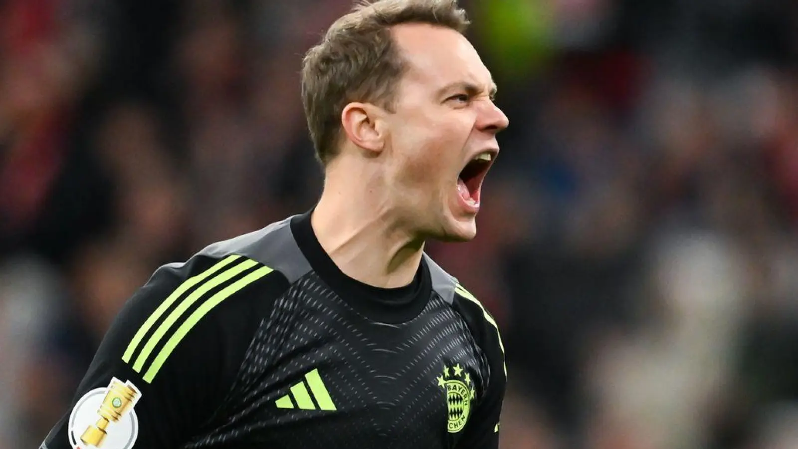 Auf dem Weg nach Berlin: Bayern-Kapitän Manuel Neuer jubelt nach dem Einzug ins Halbfinale.  (Foto: Sven Hoppe/dpa)