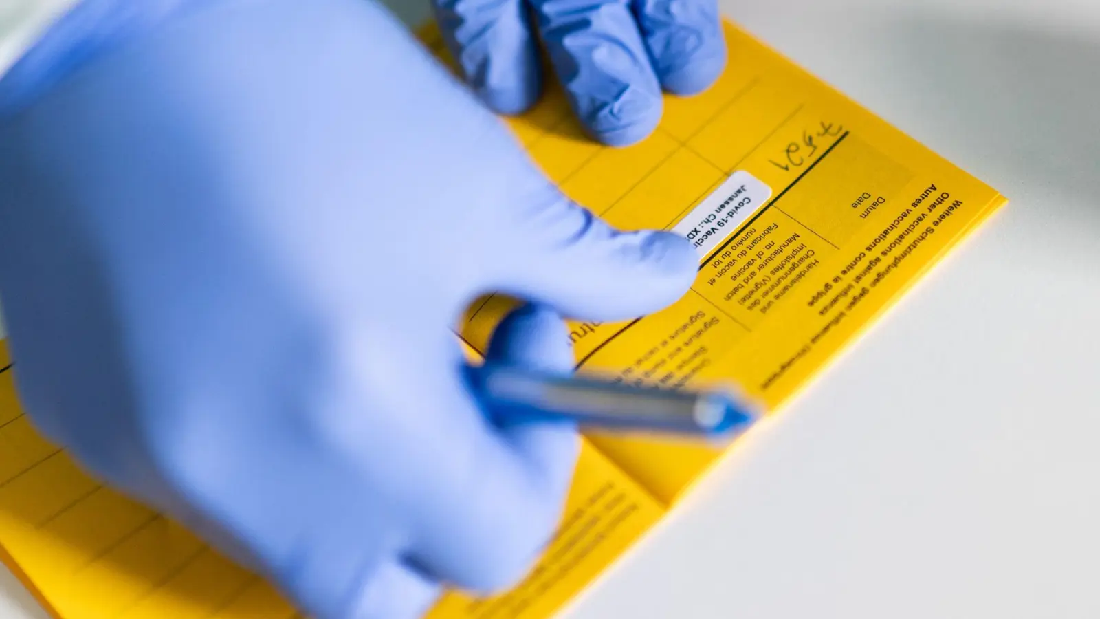 Eine Infektion mit Hepatitis B kann zu Leberzirrhose und Krebs führen - eine Impfung schützt (Symbolbild). (Foto: Jonas Güttler/dpa)