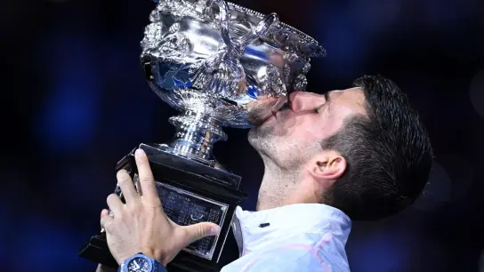 Novak Djokovic feiert in Melbourne seinen 22. Grand-Slam-Titel. (Foto: James Ross/AAP/dpa)