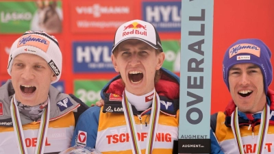 Österreichs Trio ist zum Weltcup-Auftakt vorne. (Archivbild) (Foto: Darko Bandic/AP/dpa)